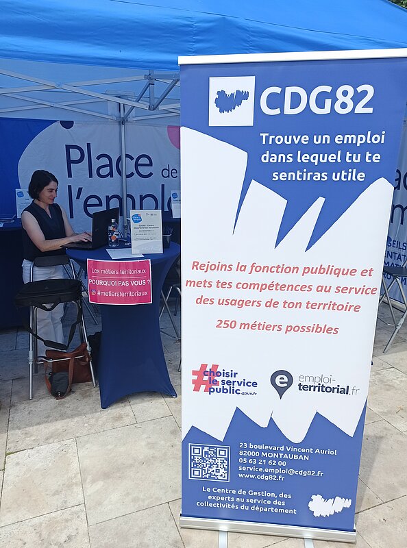 Une personne travaille sur son ordinateur
